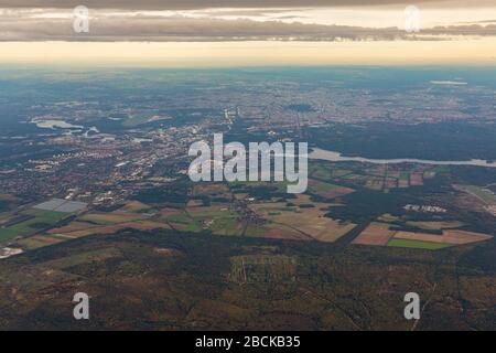 Vue aérienne sur la rivière Havel, l'aéroport de Tegel, la banlieue de Berlin Wilhelmstadt, Amalienhof, Spandau et Pichelsdorf en Allemagne. Banque D'Images