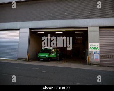 LES fourgonnettes DE livraison à domicile ASDA sont garées à la baie de chargement du magasin ASDA Banque D'Images