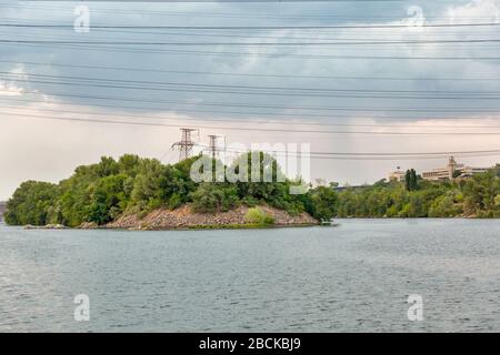 Paysage avec Zaporizhia paysage urbain au loin et île sur la rivière Dnieper, Ukraine. Banque D'Images