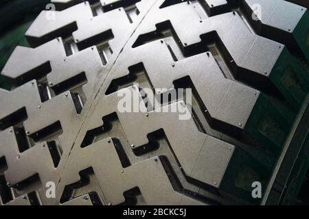 Protecteur d'un nouveau pneu de voiture de gros plan. Transport Banque D'Images