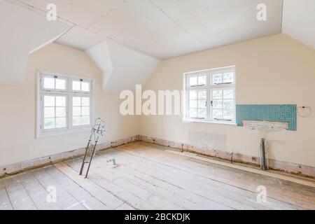 Rénovation de l'intérieur de la chambre avant rénovation et installation d'une salle de bains, Royaume-Uni Banque D'Images