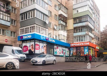 Rivne, Ukraine - 4 janvier 2020: Ancien bâtiment rétro d'époque extérieur dans la ville de Rovno d'Ukraine occidentale avec panneau pour les magasins d'épicerie et de pharmacie Banque D'Images