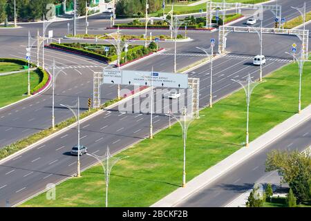 Autoroute Archabil à Ashgabat, Turkménistan. Autoroute Turkmen huit voies de large. Ornements dans les poteaux de lampes et les panneaux de signalisation. Trafic lumineux. Banque D'Images