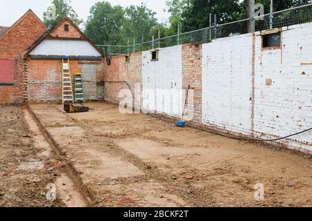 Démolition, reconstruction et conversion d'une construction de sortie pour l'extension d'une maison victorienne d'époque au Royaume-Uni Banque D'Images