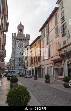 Brescia, Italie - 1er août 2018: Vue du Corso Giuseppe Garibaldi avec Torre della Pallata en arrière-plan le 1er août 2018, Lombardie, Italie. Banque D'Images