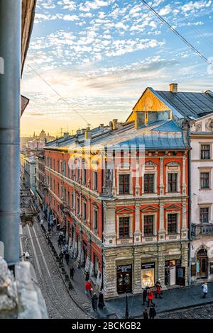 Lviv, Ukraine - 21 janvier 2020: Vue aérienne au-dessus de la ville historique ukrainienne sur la place rynok du marché de la vieille ville avec des magasins et la cathédrale Saint-Georges Banque D'Images