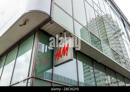 Varsovie, Pologne - 22 janvier 2020: Panneau de fermeture et logo d'entrée près du centre-ville de Centrum à Varsovie pour la boutique de vêtements de détail HM et personne wi Banque D'Images