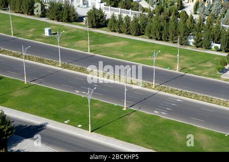 Autoroute à grande vitesse Archabil, huit voies de large à Ashgabat, au Turkménistan. Rue vide, aucune voiture visible. Autoroute Archabil. Banque D'Images