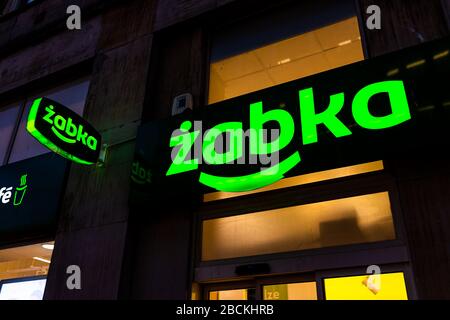 Varsovie, Pologne - 22 janvier 2019: Panneau lumineux de fermeture pour Zabka épicerie verte magasin de proximité dans la rue dans le centre-ville de Nigh Banque D'Images