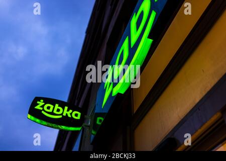 Varsovie, Pologne - 22 janvier 2019: Inscrivez-vous à la fermeture de Zabka Green épicerie supermarché magasin de proximité dans la rue dans le centre-ville la nuit avec bleu Banque D'Images