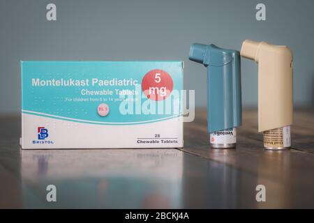 Londres, Royaume-Uni - 3 avril 2020 - inhalateurs-doseurs Ventolin et Clenil et comprimés de montélukast; médicaments couramment prescrits pour le traitement de l'asthme Banque D'Images