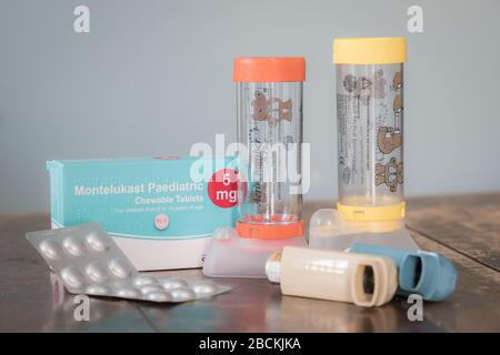 Londres, Royaume-Uni - 3 avril 2020 - inhalateurs Ventolin et Clenil, comprimés montélukast, espaceurs AeroChamber; médicaments courants pour le traitement de l'asthme Banque D'Images