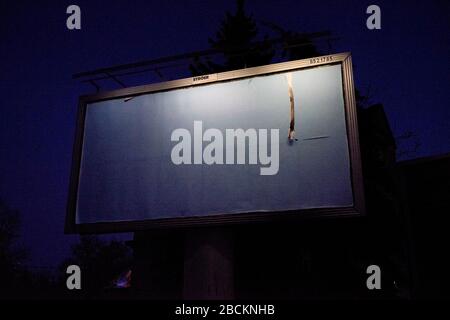 Poznan, Wielkopolska, Pologne. 4 avril 2020. Le samedi soir. En Pologne, le fonctionnement quotidien est limité en raison d'une pandémie de coronavirus et bien que le temps soit assez bon et que le printemps soit tentant, les gens sont raisonnables et restent à la maison. Crédit: Dawid Tatarkiewicz/ZUMA Wire/Alay Live News Banque D'Images