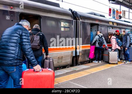 Takayama, Japon - 8 avril 2019 : plateforme de gare JR avec des gens qui embarquèrent une locomotive en file d'attente dans la préfecture de Gifu avec des hida shinkans Banque D'Images