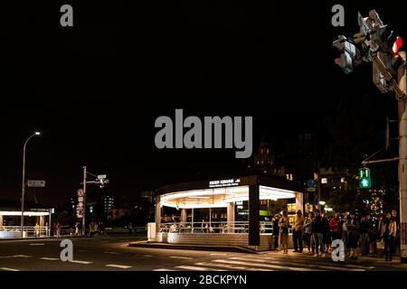 Kyoto, Japon - 9 avril 2019: La gare de Keihan Gion-shijo signe en ville à l'entrée de nuit du métro avec les gens qui attendent de traverser la route Banque D'Images