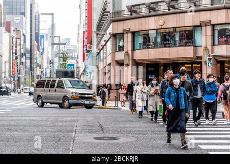 Tokyo, Japon - 31 mars 2018 : quartier de Ginza avec foule japonaise marchant traversant la rue au passage en croix avec masque Banque D'Images