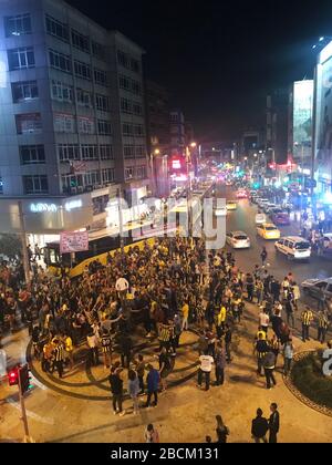 ISTANBUL, TURQUIE - 24 SEPTEMBRE : les fans de Fenerbahce s'amusent avant le match sur la place Kadikoy le 24 septembre 2018 à Istanbul, Turquie. Banque D'Images