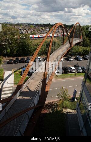 Footbridge pour piétons Chiswick Business Park/Gunnersbury Triangle nature Reserve, Chiswick, Londres,   par expédition Engineering & utile Studios Banque D'Images