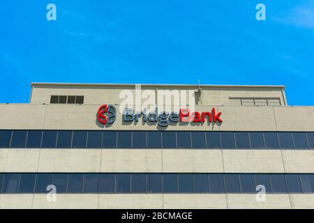 Le logo et le signe Bridge Bank sont affichés au siège de l'institut financier basé sur la Silicon Valley. Bridge Bank est une division de Western Alliance Bank Banque D'Images