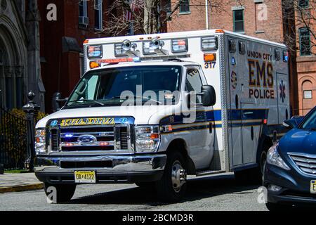 New York, États-Unis. 04 avril 2020. Une ambulance avec lumière sur les courses vers le centre médical de l'Université de Hoboken, NJ, Etats-Unis le samedi 4 avril 2020. Dans le cas d'un nouveau COVID-19 au New Jersey, dans la soirée du 3 avril, le centre médical de l'université de Hoboken était l'un des nombreux hôpitaux ayant atteint le statut de 'Divert' en raison d'être à ou près de sa limite d'occupation des patients. (Photo d'Albin Lohr-Jones/Sipa USA) crédit: SIPA USA/Alay Live News Banque D'Images