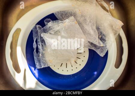 sacs de porridge d'orge perlière cuits dans une crépine en plastique à l'intérieur de l'évier de cuisine Banque D'Images