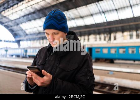 Lviv, Ukraine avec l'homme à l'intérieur de la gare de Lvov plate-forme dans la ville historique d'Ukraine avec temps froid d'hiver en vacances d'hiver Banque D'Images