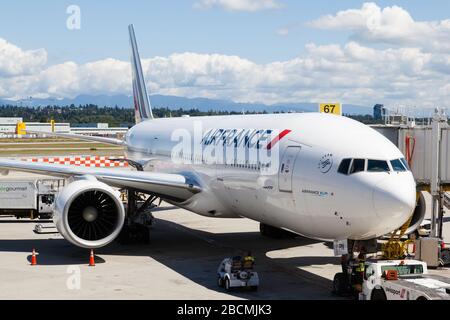 Vancouver, Canada - 3 juillet 2017 : un avion Boeing 777 d'Air France Airlines est desservi sur le tarmac de l'aéroport international de Vancouver. Banque D'Images