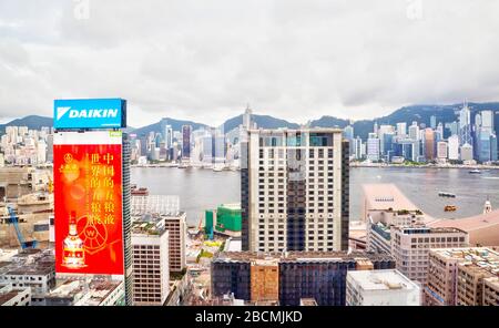 Hong Kong, Hong Kong SAR - 7 juillet 2017 : horizon de Kowloon à Tsim Sha Tsui surplombant le port de Victoria avec le centre-ville et la méfiance financière Banque D'Images