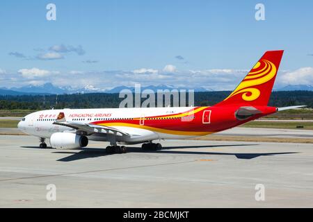 Vancouver, Canada - 3 juillet 2017 : Airbus de Hong Kong Airlines A330-300, sur la piste de l'aéroport international de Vancouver. Le siège de la compagnie aérienne est situé à Banque D'Images