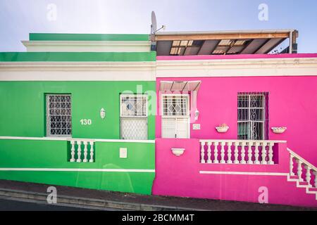 Maisons colorées dans le quartier Bo-Kaap au Cap, Afrique du Sud, lors d'une belle journée ensoleillée. Banque D'Images