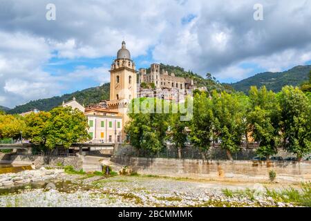 L'église de Sant'Antonio Abate avec l'ancien château perché dans le village médiéval de Dolceacqua, Italie, près de la côte ligure de l'Italie. Banque D'Images