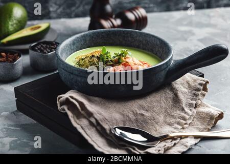 Soupe à la crème d'asperges aux crevettes. Soupe d'asperges vertes aux crevettes tigrées, photo de nourriture, alimentation saine, nourriture saine. Banque D'Images