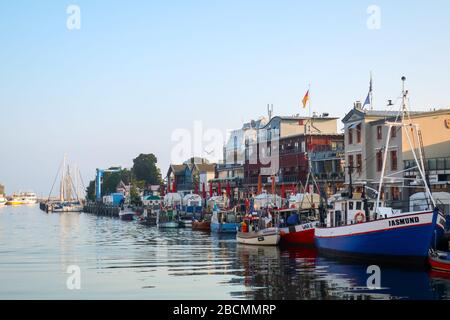 Des bateaux de pêche bordent le canal Alter Strom au port de croisière de la station balnéaire de Warnemunde, près de Rostock sur la côte nord de l'Allemagne. Banque D'Images