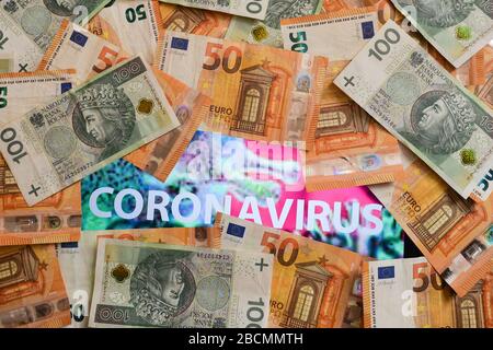 Pologne. 4 avril 2020. Dans cette photo, une centaine de billets polonais Zloty et une cinquantaine de billets en euros avec un fond de coronavirus. Les spécialistes des devises soulignent que l'affaiblissement du zloty polonais est dû à la force du dollar américain. Au cours du mois dernier, les taux de change â‚€/PLN aux alentours de 4,50-4,60 sont les plus faibles depuis 2009. Crédit: Cezary Kowalski/SOPA Images/ZUMA Wire/Alay Live News Banque D'Images