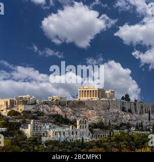 Parthénon, Acropole d'Athènes, un Masterpiean architectural, le symbole de la Grèce, sous le beau ciel bleu Banque D'Images