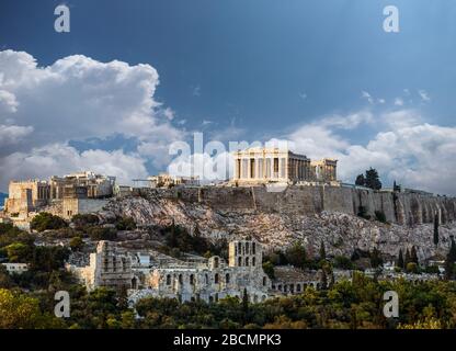 Parthénon, Acropole d'Athènes, un Masterpiean architectural, le symbole de la Grèce, sous le beau ciel bleu Banque D'Images