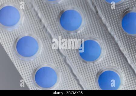 Blister avec des vitamines ou des pilules bleues, photo macro Banque D'Images