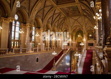 Grande entrée et escalier. Le Parlement hongrois, Budapest, Hongrie. Banque D'Images