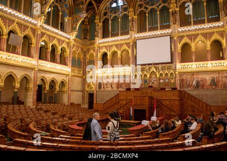 La chambre basse où se réunit l'Assemblée nationale. Le Parlement hongrois, Budapest, Hongrie. Banque D'Images