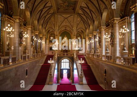 L'entrée principale. Le Parlement hongrois, Budapest, Hongrie. Banque D'Images