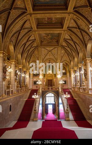 L'entrée principale. Le Parlement hongrois, Budapest, Hongrie. Banque D'Images