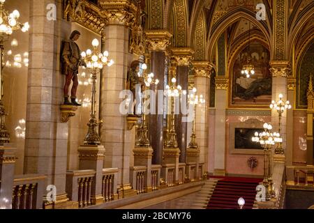 L'entrée principale. Le Parlement hongrois, Budapest, Hongrie. Banque D'Images