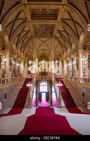 L'entrée principale. Le Parlement hongrois, Budapest, Hongrie. Banque D'Images