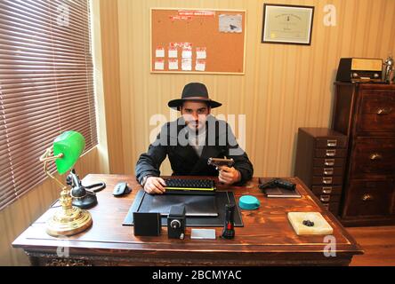 ISTANBUL, TURQUIE - 15 MAI : détective privé turc travaillant sur son bureau le 15 mai 2015 à Istanbul, Turquie. Banque D'Images