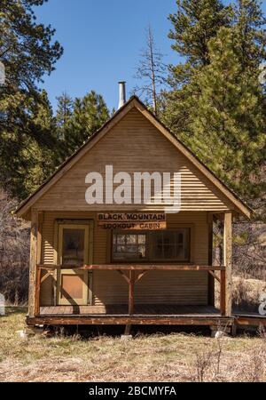 Ancienne cabine de Lookout dans les montagnes Ochoco, Oregon Banque D'Images