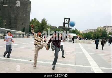 DIYARBAKIR, TURQUIE – 28 SEPTEMBRE : jeunes garçons jouant au football sur la place centrale de Diyarbakir le 28 septembre 2009 à Diyarbakir, Turquie. Banque D'Images