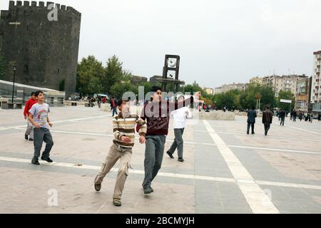 DIYARBAKIR, TURQUIE – 28 SEPTEMBRE : jeunes garçons jouant au football sur la place centrale de Diyarbakir le 28 septembre 2009 à Diyarbakir, Turquie. Banque D'Images