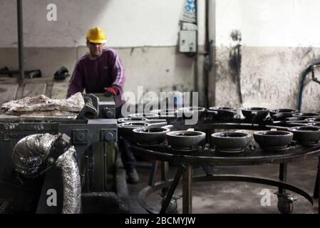 ISTANBUL, TURQUIE - 10 NOVEMBRE : les travailleurs turcs travaillent dur dans une fonderie le 10 novembre 2013 à Istanbul, Turquie. Métal fondu versé à partir de la louche. Banque D'Images