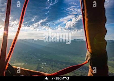 Une vue en montgolfière depuis Driggs, Idaho des Grands Tetons, dans les montagnes Rocheuses du Wyoming. Banque D'Images