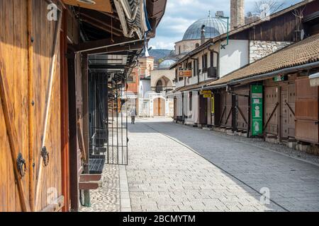 Sarajevo /Bosnie-Herzégovine - 04.03.2020: Rue vide dans la vieille ville, portes fermées des propriétaires de petites entreprises en raison de la restriction du coronavirus pas de personnes Banque D'Images